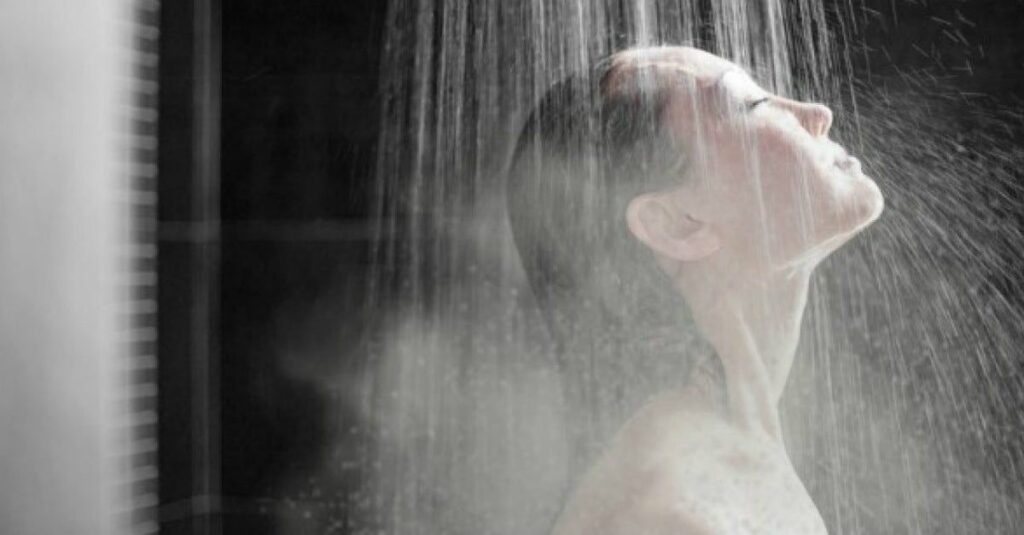 Evita el agua caliente en pelo rubio