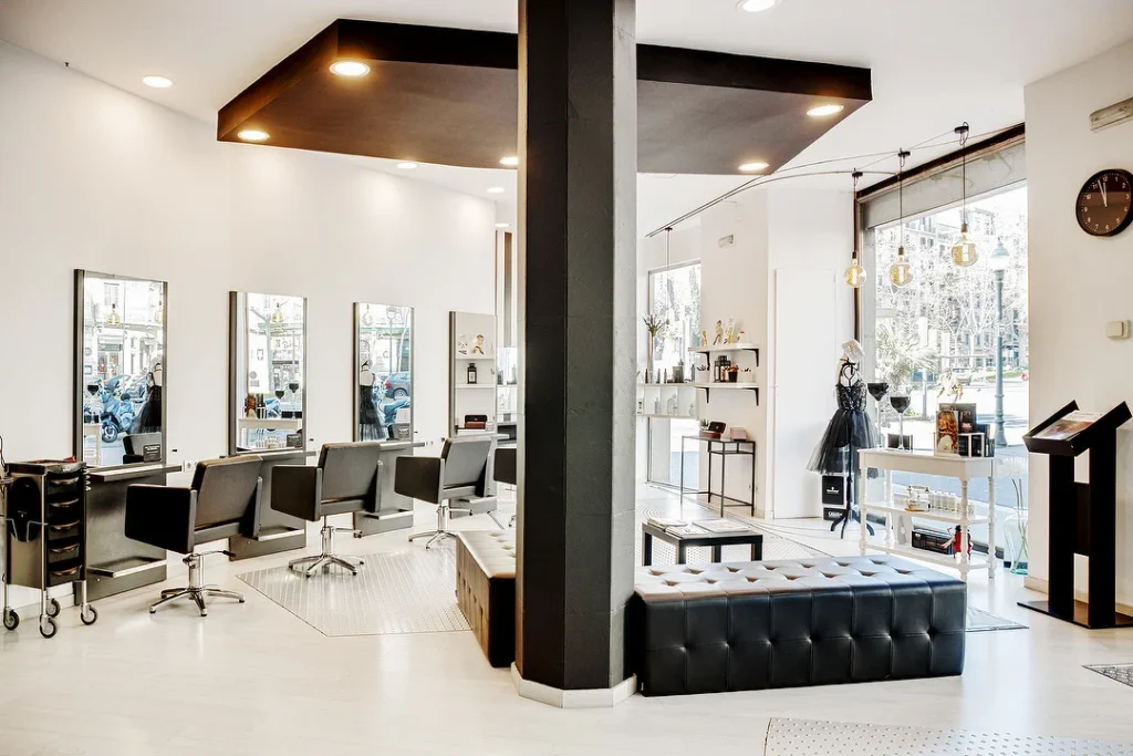 Salón de belleza moderno y elegante.